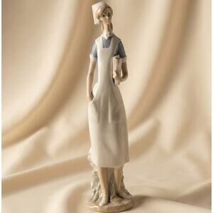 Lladró Spain Porcelain Figurine "Nurse" #4603 Salvador Furió 14" Mint Condition